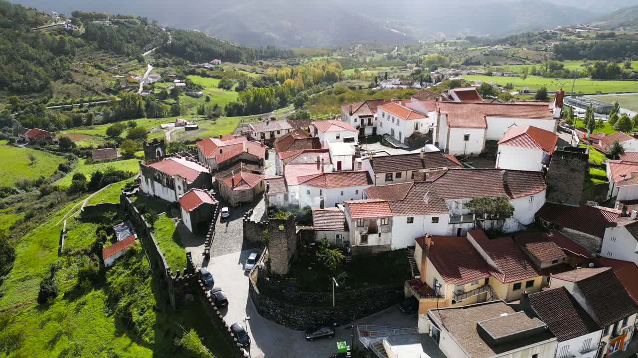 la luz del sol brilla sobre las paredes del castillo en vinhais, braganza, portugal, órbita aérea