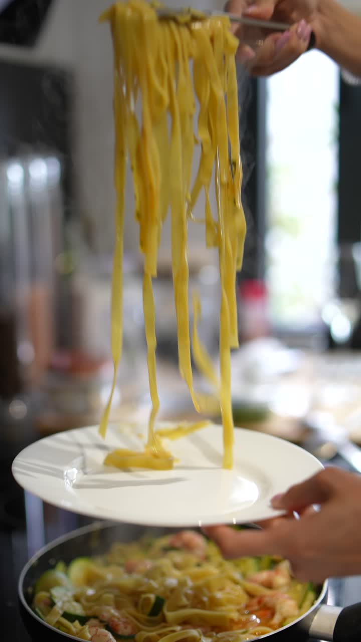 새우 와 사탕수수 와 함께 파스타 를 준비 하는 것