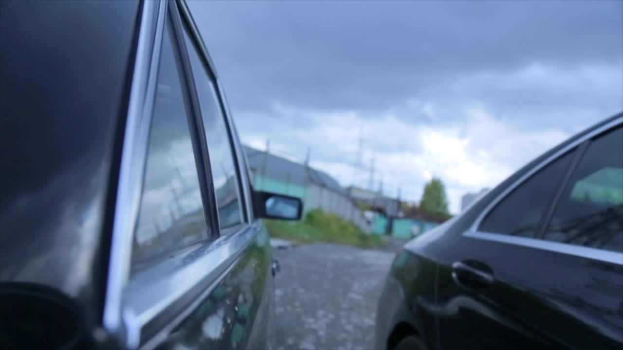 검은 차 의 근접