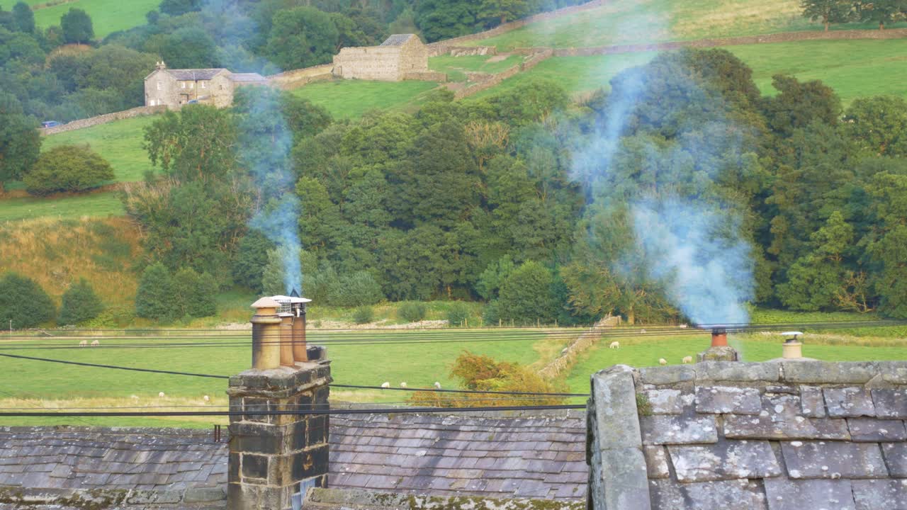 Yorkshiressä sijaitseva mökki, savuavat savupiiput maaseutuympäristössä 1