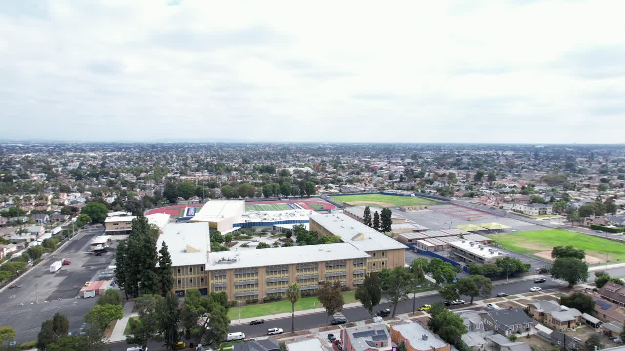 amplia vista aérea en órbita del campus de la escuela secundaria crenshaw, distrito sur de los ángeles, california