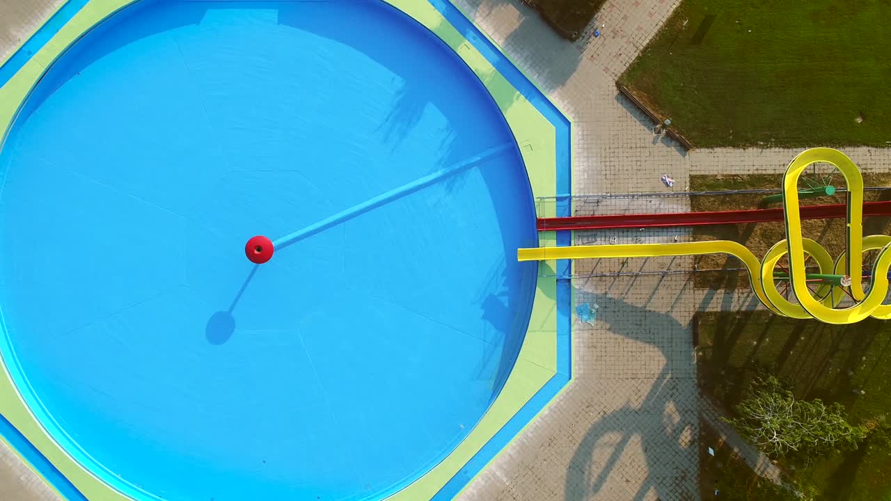 воздушный вид пустого бассейна с горками в заброшенном аквапарке.