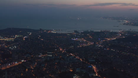 Paisaje-Urbano-De-Estambul-Por-La-Noche-Con-Vista-Al-Bósforo,-Deslizamiento-De-La-Plataforma-Aérea-A-La-Derecha