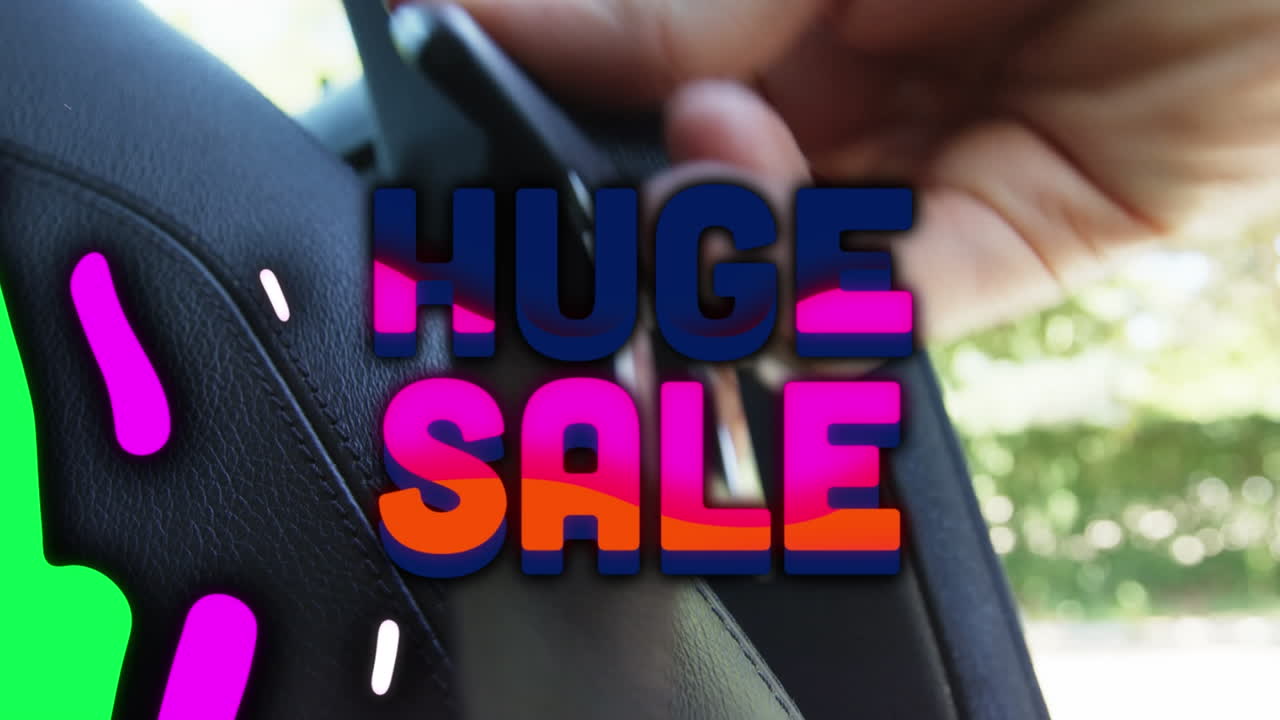 카우카시안 남자의 손 위에 다채로운 모양으로 거대한 판매의 애니메이션 자동차 벨트를  ⁇ 는