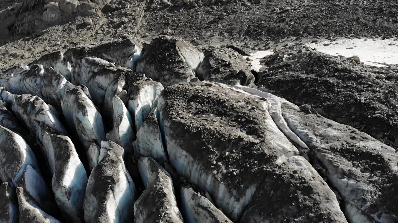 sobrevuelo aéreo sobre las grietas del glaciar tiefen en uri, suiza, con vista giratoria del lago glacial y la cascada