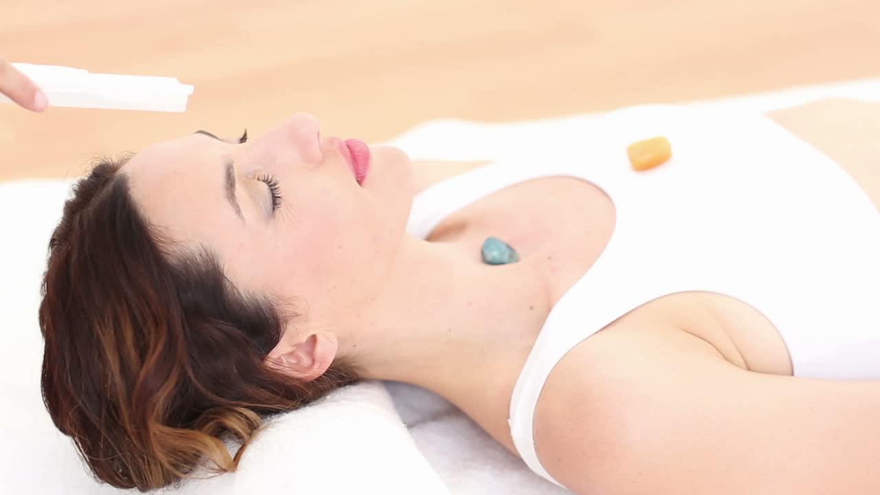 바닥에서 휴식을 취하는 여자