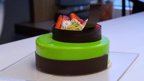 elegante pastel esmaltado verde con fresas