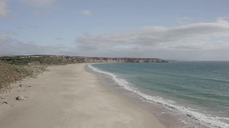 Drohnenvideo von Klippen entlang des Maslin Beach, Südaustralien.
