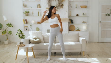 mujer bailando en la sala de estar