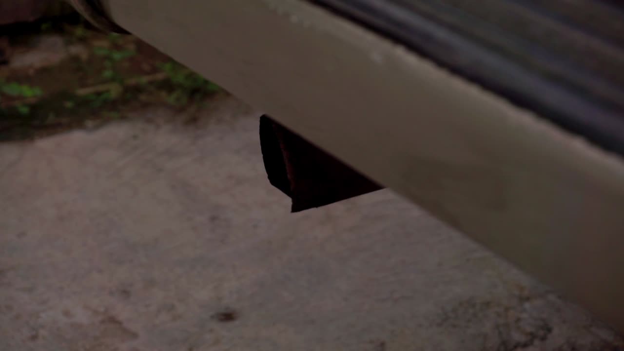 крупный план хромированной выхлопной трубы четырехколесного автомобиля