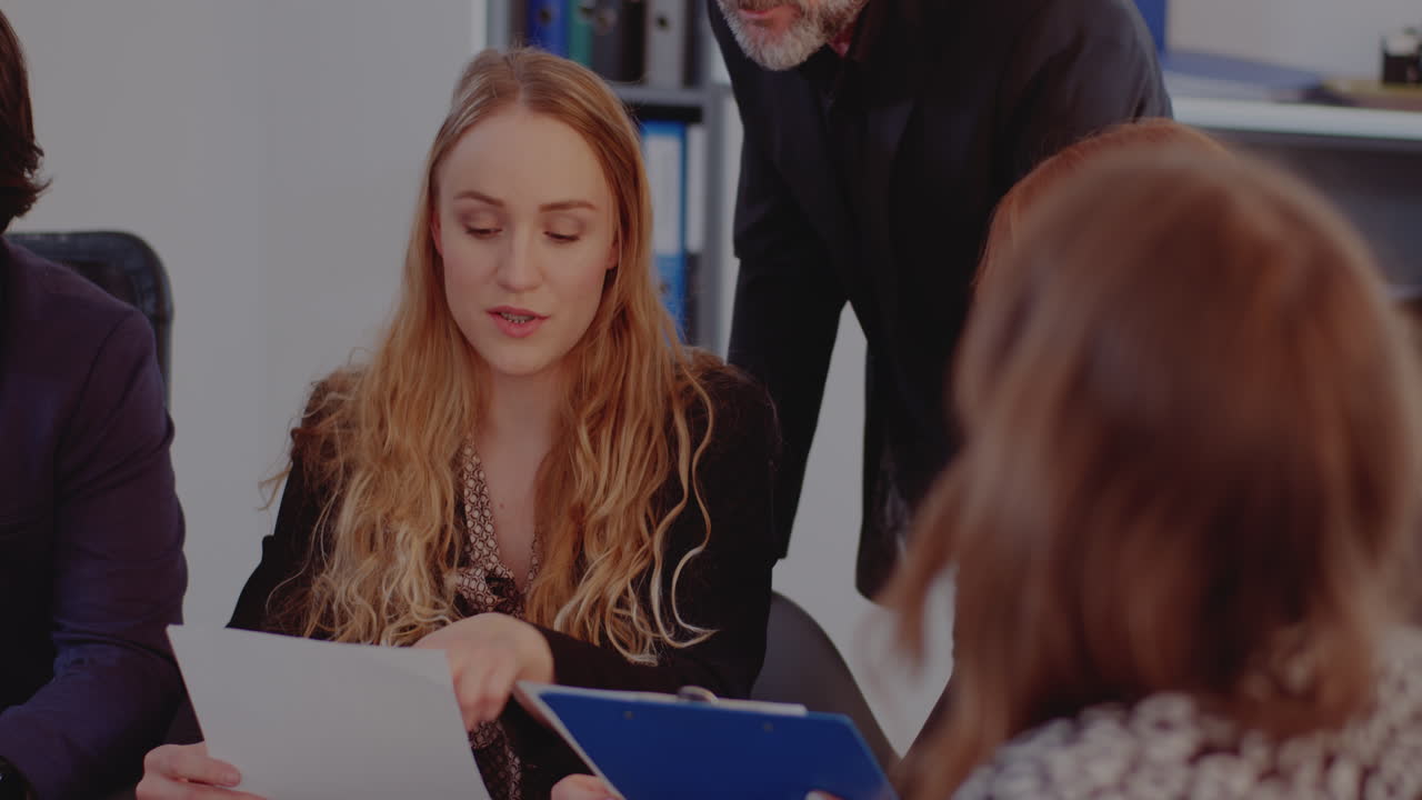 совещание команды в офисе