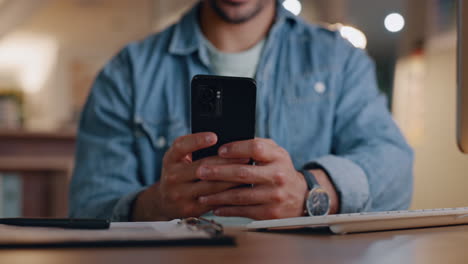 Mann,-Telefon-Und-Hände-Tippen-Nachts-Online