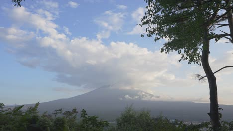 La-Montaña-Fuji-Es-Grandiosa,-Con-Una-Nube-Sustancial-E-Inmóvil-Adornando-Su-Cima.