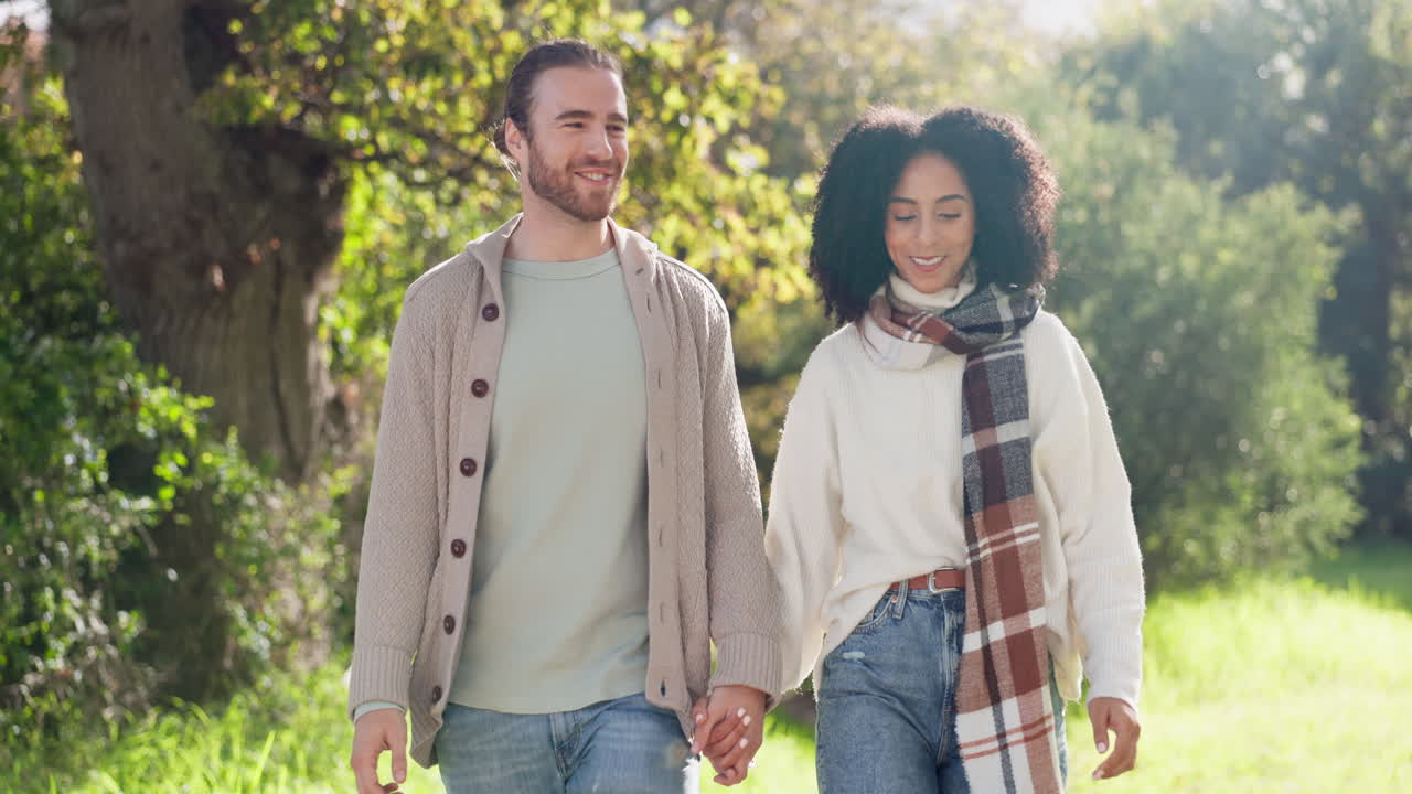 인종 간, 커플과 사랑을 위해 공원에서  ⁇ 는