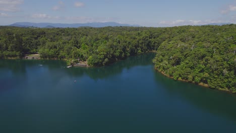 Volando-Sobre-El-Lago-Eacham-En-Atherton-Tableland,-Queensland,-Australia---Disparo-De-Drones