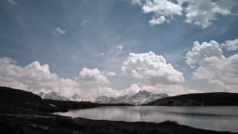 el lapso de tiempo de los picos de la línea con el lago y el cielo nublado