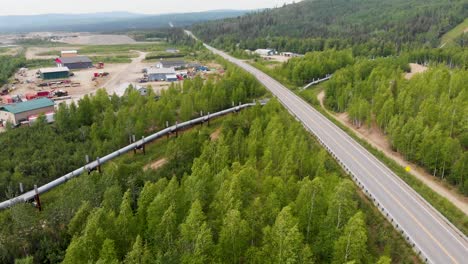 Video-De-Dron-De-4k-Del-Cruce-Del-Oleoducto-Trans-Alaska-Debajo-De-La-Carretera-En-Fairbanks,-Ak-Durante-El-Día-Soleado-De-Verano-6