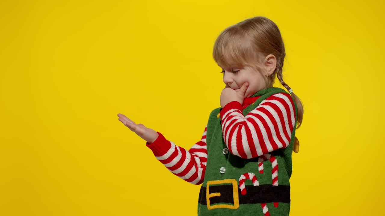 Roztomilá holčička oblečená jako elfka na Vánoce