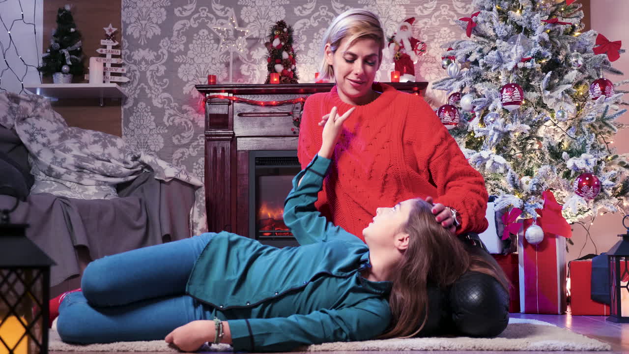 familia celebrando la navidad juntos en casa