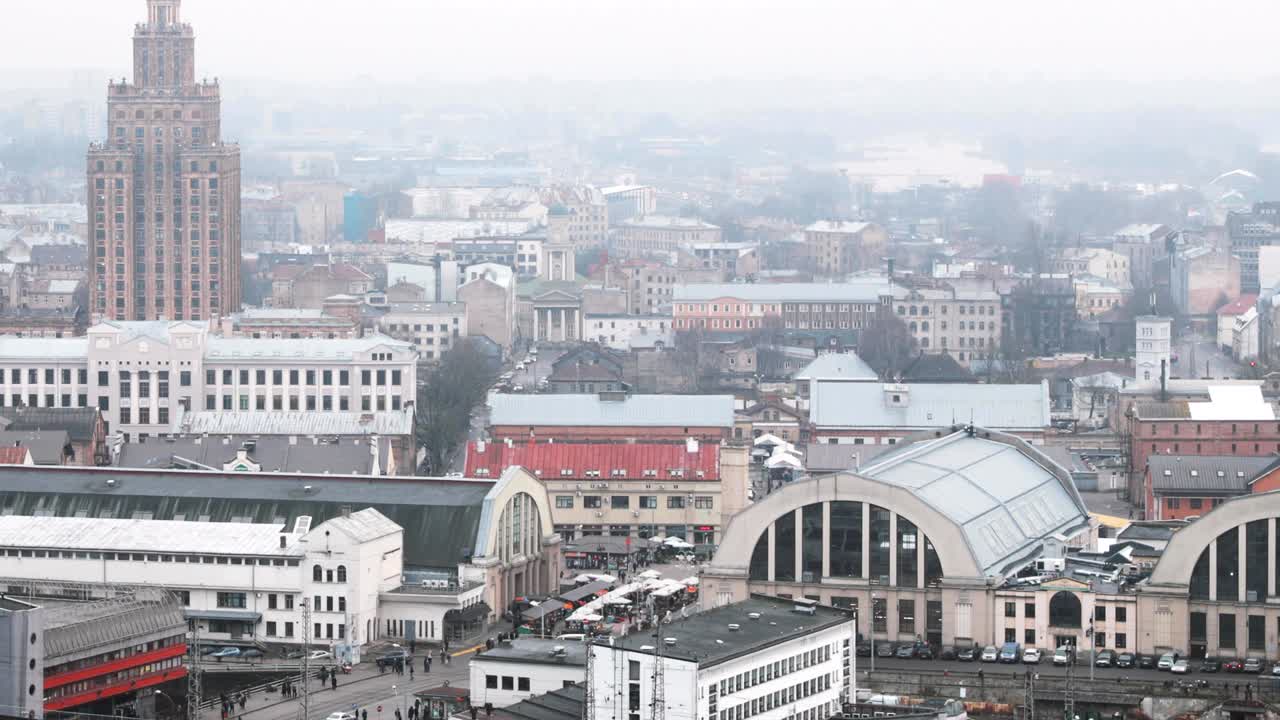 라트비아의 리가 (riga) -  뷰, 안개와 비가 오는 날의 도시 풍경, 라트비아 과학 아카데미, 버스 정류장, 리가 국제 버스 터미널, 리가 중앙 시장