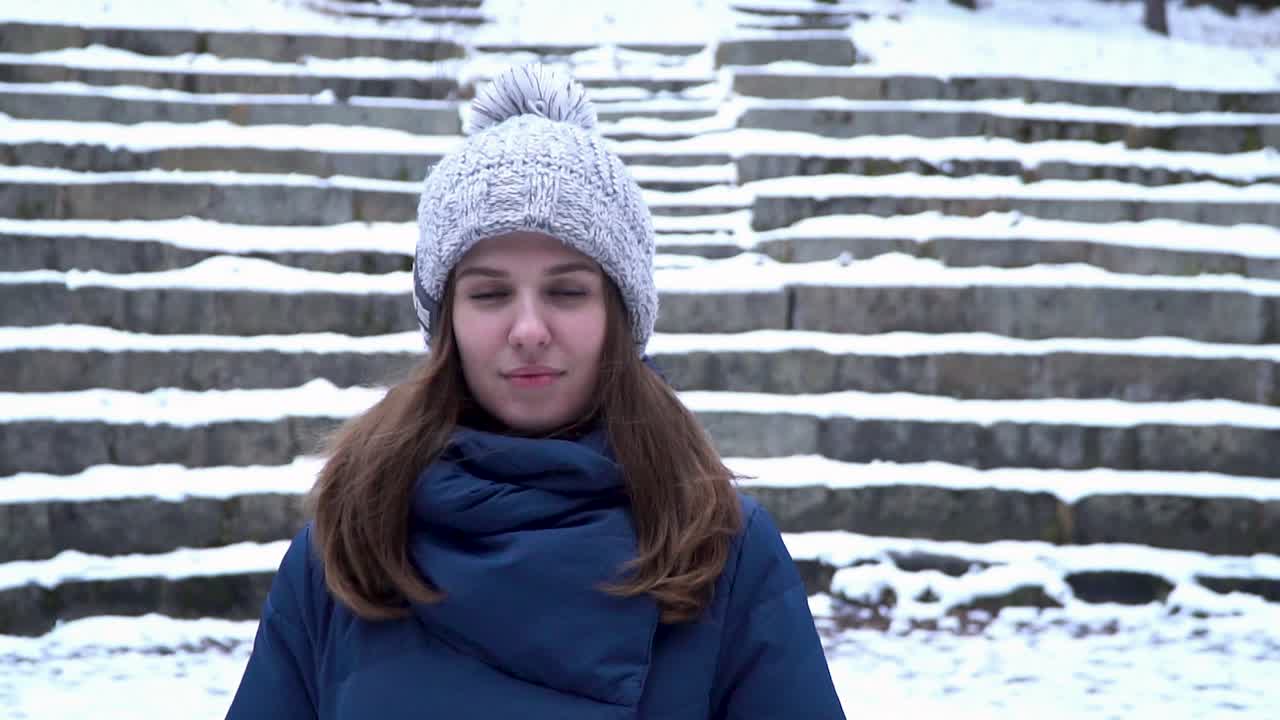 눈 인 계단 앞 에 겨울 의 옷 을 입은 여자