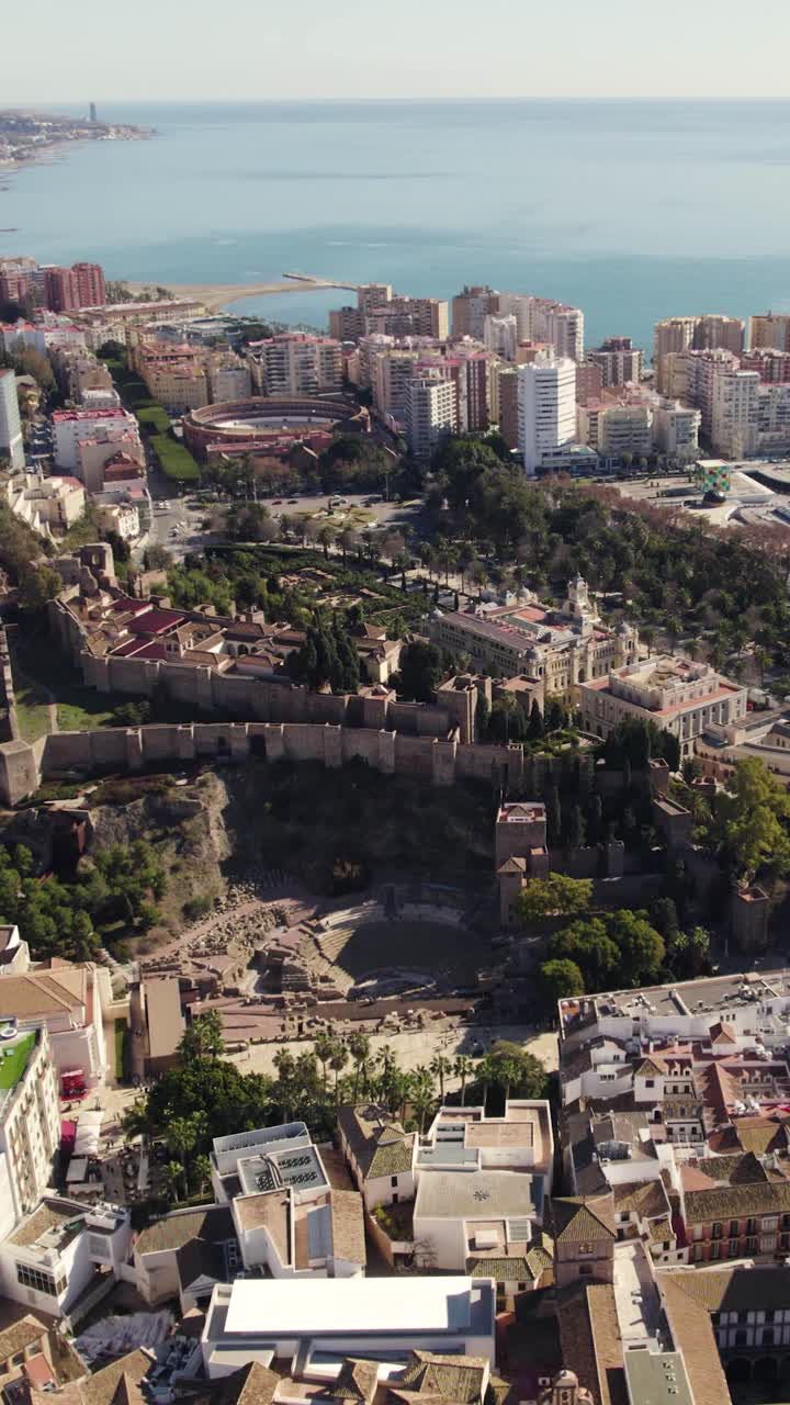 Lodret luftfoto af Málaga med La Malagueta-kvarteret synligt langs kystlinjen