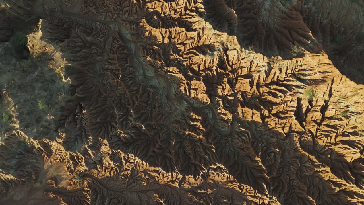 espectacular paisaje de la tierra del desierto de tatacoa al atardecer, colombia, aérea de arriba hacia abajo