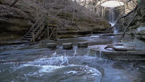 Holztreppe-Zum-Waldfluss-Und-Kleiner-Wasserfall-In-Der-Ferne