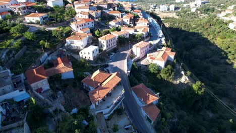 Los-Tranquilos-Encantos-Del-Pueblo-De-Dhermi,-Que-Se-Completan-Con-Una-Pintoresca-Iglesia,-Retiros-En-Complejos-Turísticos-Y-Casas-De-Alquiler-Para-Su-Escapada-De-Verano-Ideal.