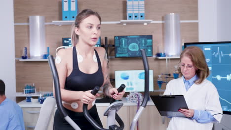 female doctor mesuring the heart activity of female athlete