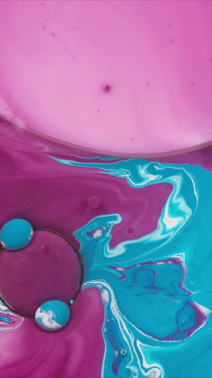 Vista macro di vernice liquida colorata che si mescola e crea motivi