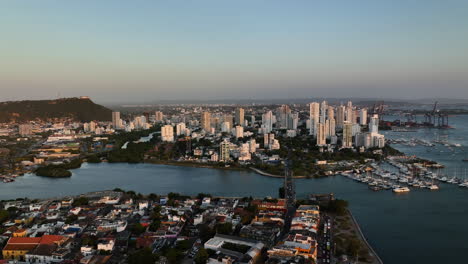 Vista-Aérea-Del-Distrito-De-Manga,-Tarde-Soleada-En-Cartagena,-Colombia---Seguimiento,-Disparo-Con-Drones