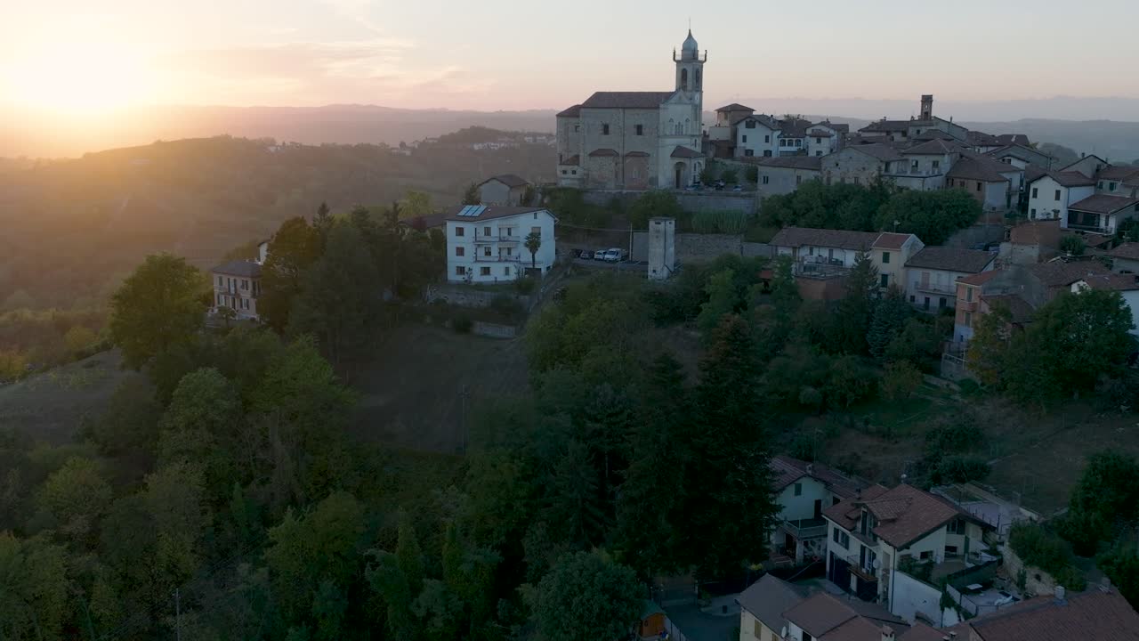 vista aérea de piamonte, histórica ciudad medieval en la cima de una colina y iglesia en el norte de italia