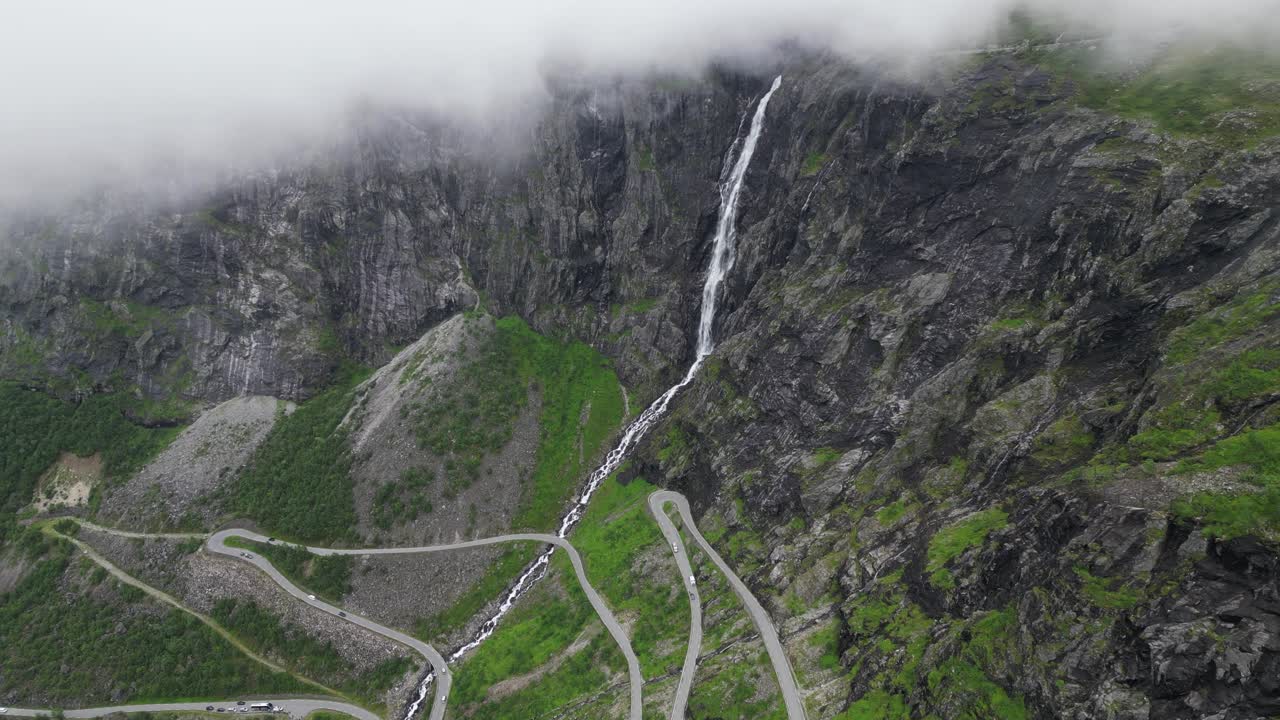 Cascata al Passo di montagna di Trollstigen in Norvegia - Aerea