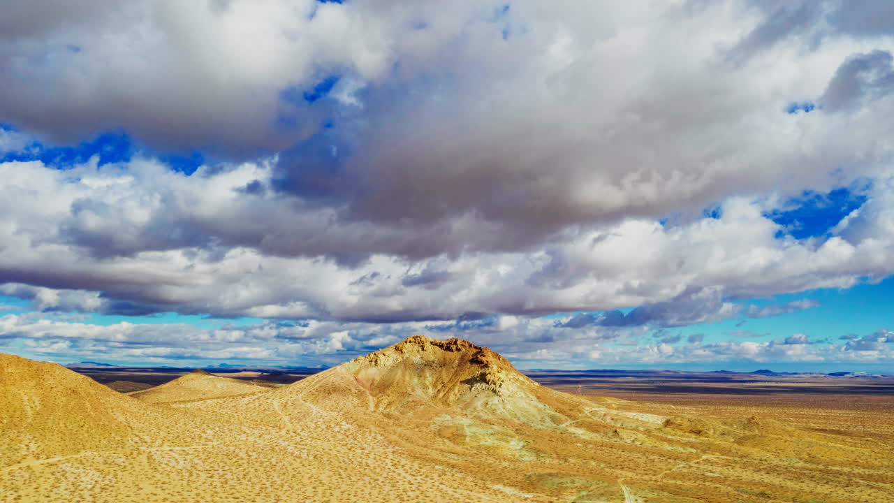 el hermoso paisaje naranja de california con nubes rodando por encima - hiperlapso