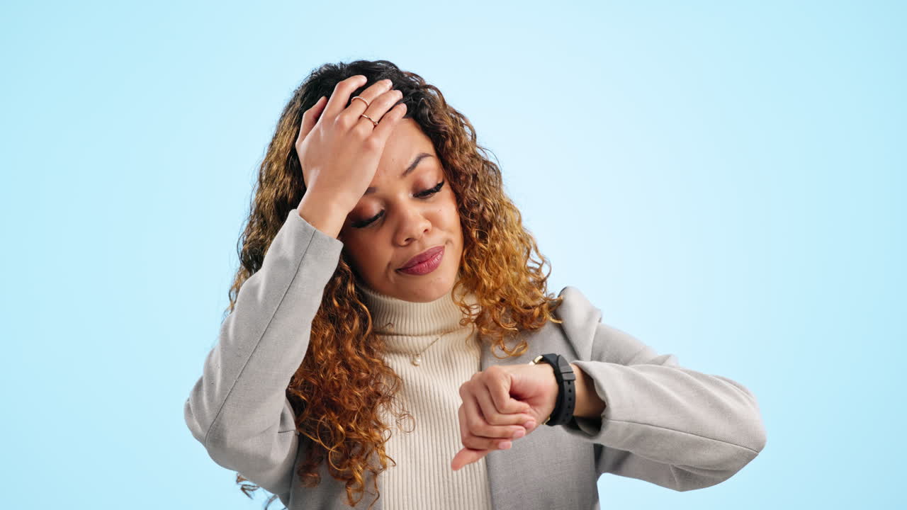 In ritardo, controllo dell'orologio e donna d'affari frustrata