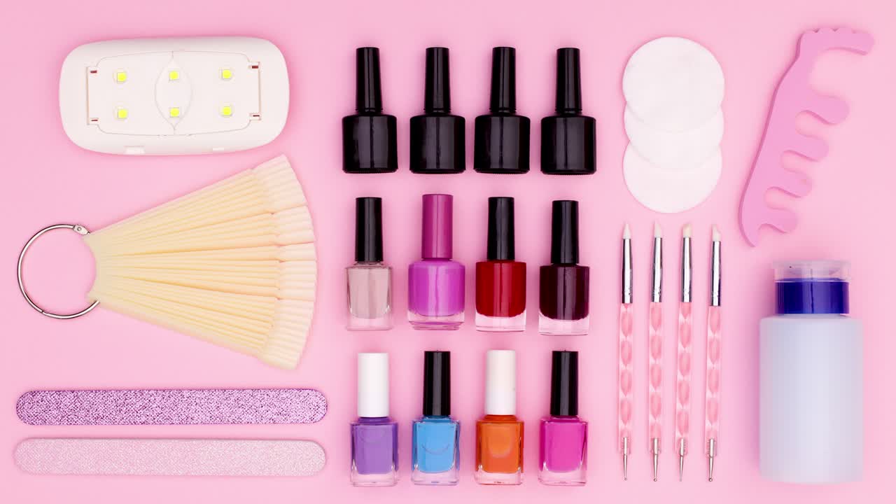Manicure- og pedicureværktøjer bevæger sig på lyserødt tema. Stop-motion.
