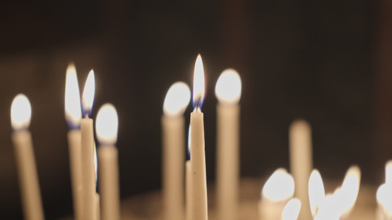 velas brillando y oscilando en la iglesia