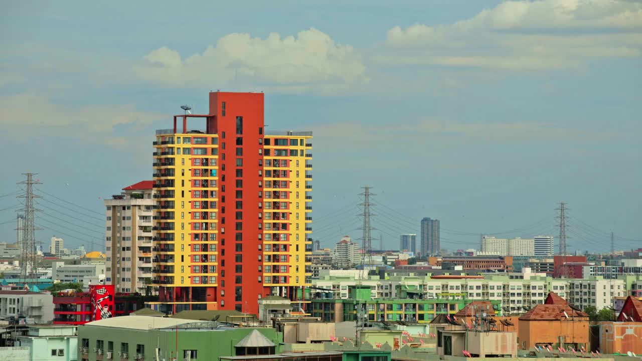 태국 방 ⁇  의  ⁇ 은 날 에 도시 건물 과 구름 의 시간 경과