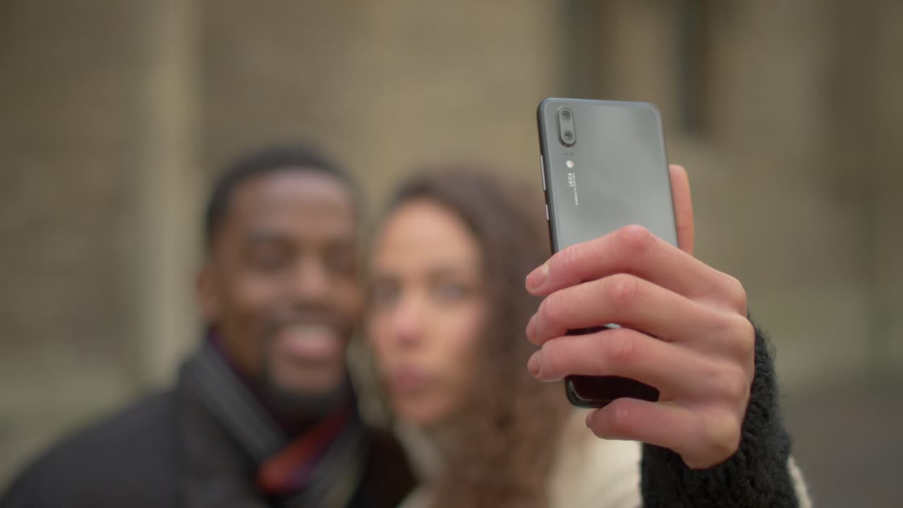 pareja tomando selfies tontos juntos