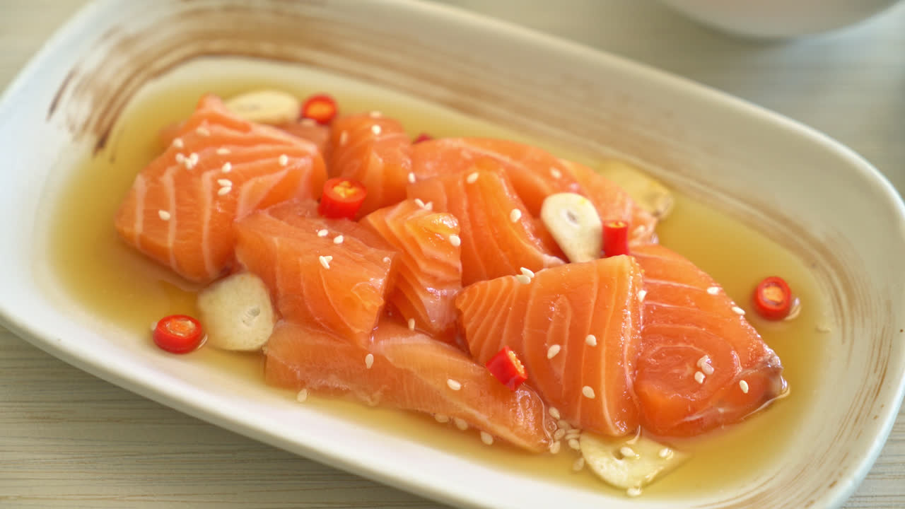 salmón fresco shoyu marinado crudo o salsa de soja en escabeche de salmón - estilo de comida asiática