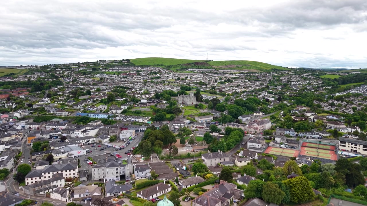 Wicklow by: Flyfoto av bybilde med landemerker og boligområde, Irland