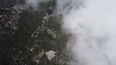 Impresionante-Toma-Aérea-En-Las-Montañas-Nubladas-Y-Verdes-De-Thermessos,-Antalya,-Turkiye