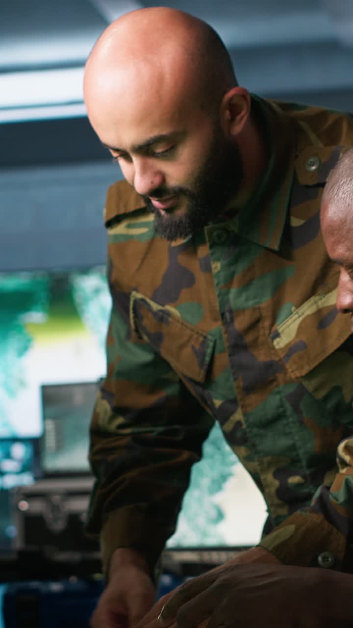 Video verticale: Soldato in una base del quartier generale militare che fa brainstorming con un collega.