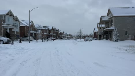 Vorstadtviertel-Mit-Großen-Häusern,-Die-Während-Des-Kalten-Wintersturms-Mit-Schnee-Bedeckt-Sind