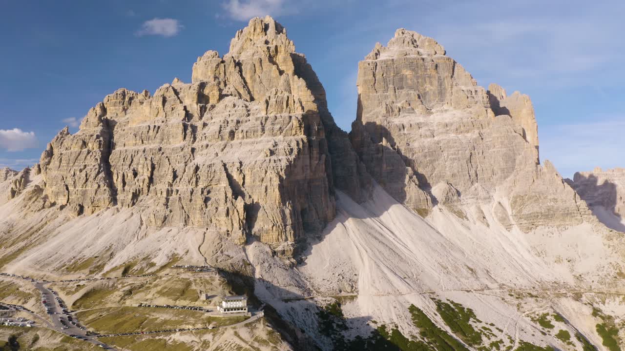 Incredibile vista aerea del Parco Nazionale delle Tre Cime nelle Dolomiti italiane