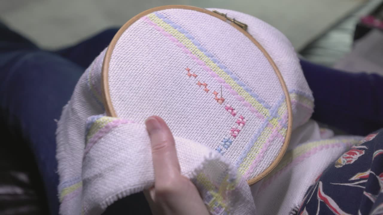 여성이 선물로 재료에 패턴을 교차 는 을 천천히 밀어 넣습니다.