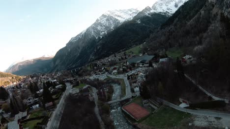 FPV-drone-aerial-in-alpine-resort-Courmayeur,-Aosta-Valley,-Italy