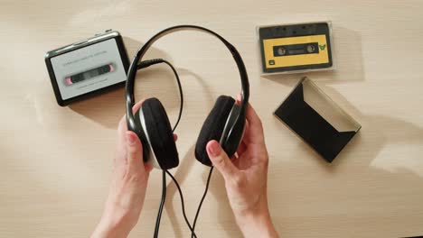 usando un reproductor de cintas de cassette y auriculares