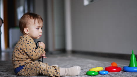 bebé jugando con juguetes